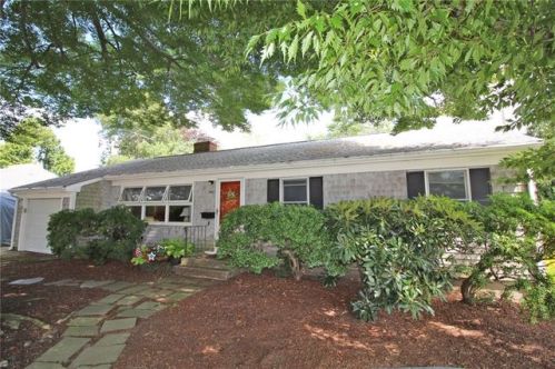 1 Collins Ter, Middletown, RI 02842-5417