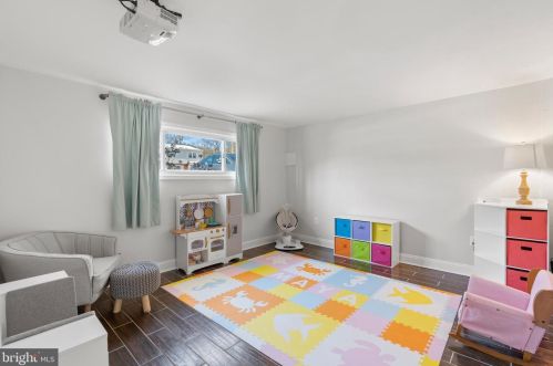 8213 Cooper St, Alexandria VA 22309-1052 exterior