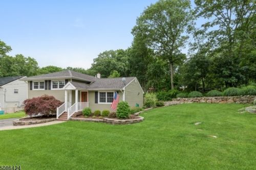 10 Bergen Trl, Hopatcong, NJ 07843-1031