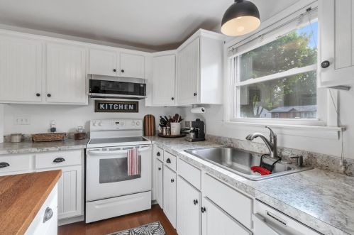 8125 Lk Wood Dr, Kalamazoo MI 49002-4338 exterior