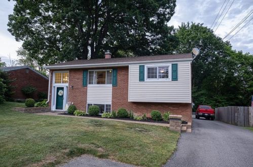 265 Burch Dr, Moon Twp PA  15108-3113 exterior