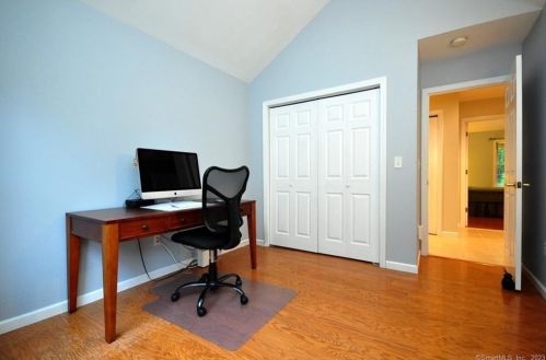 221 Marshall Phelps Rd, Windsor CT 06095-1743 exterior