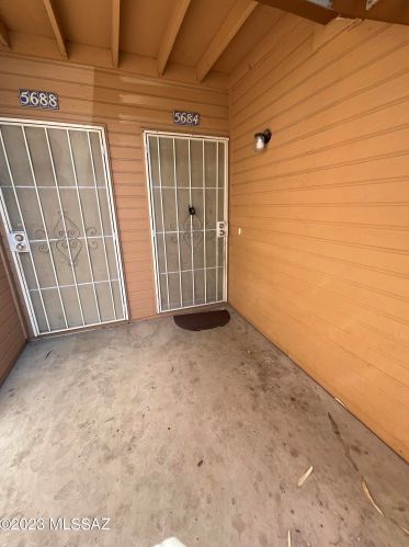 5684 Wood Crest Dr, Tucson, AZ 85746-1305