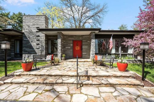 21 Sackston Woods Ln, Saint Louis, MO 63141-8210