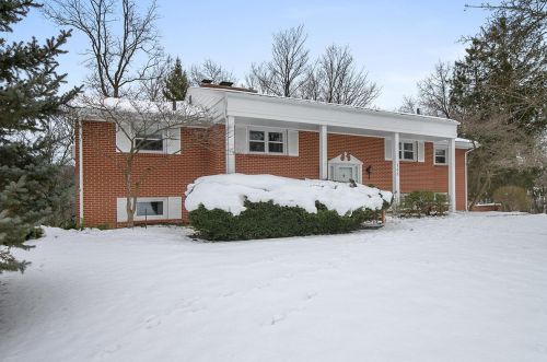 133 Robinhood Dr, Grand Rapids, MI 49546-2151