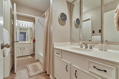 102 Golfview Dr, Montgomery TX 77356-8804 exterior