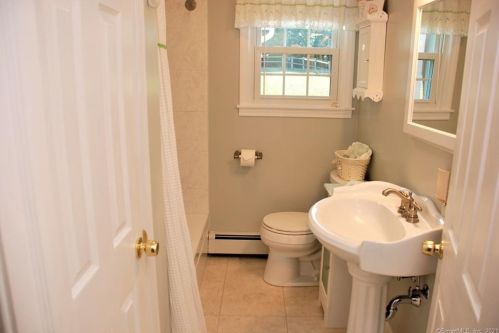 6 Buchanan Rd, Enfield CT 06082-5327 exterior