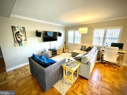 3327 Martha Custis Dr, Alexandria VA  22302-2116 exterior