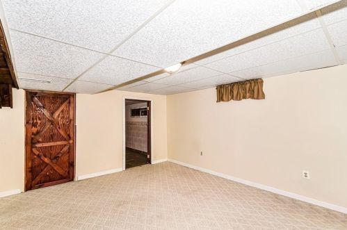 128 Tallyho Dr, Springfield MA  01118-1944 exterior