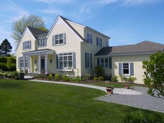 17 Beacon Hill Rd, Middletown, RI 02840-4205