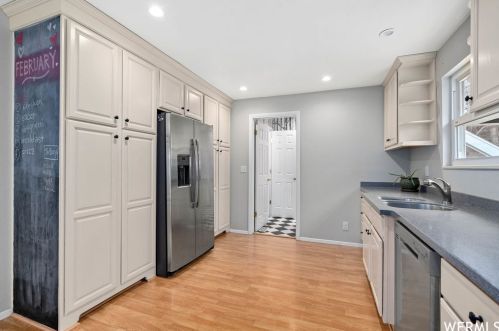 2390 Summer Oak Cir, Sandy UT 84092-5671 exterior