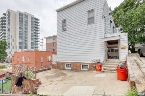 180 Cottage Ln, Cliffside Park, NJ 07010-2717