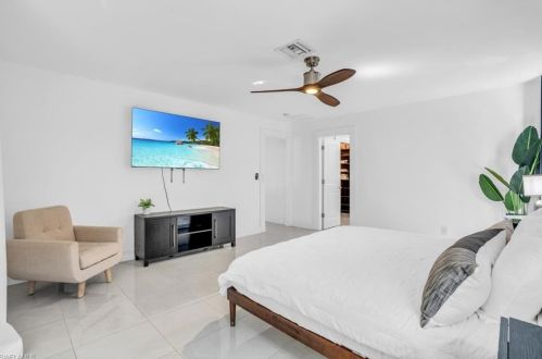 155 Old Tamiami Trl, Naples FL 34110-1170 exterior