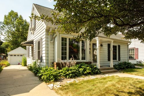 7641 Livingston Ave, Milwaukee, WI 53213-1121