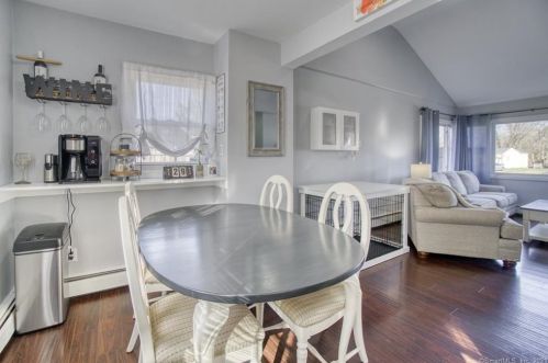 42 Apple St, Wallingford CT 06492-2904 exterior