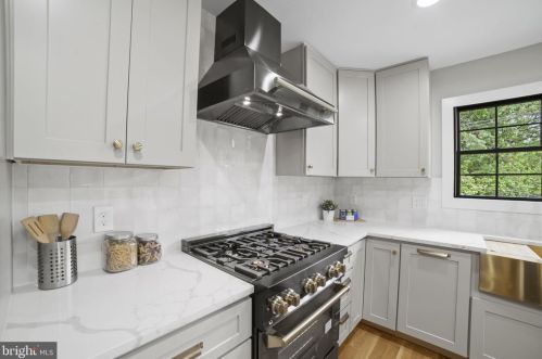 1505 Crestwood Dr, Alexandria VA  22302-2303 exterior