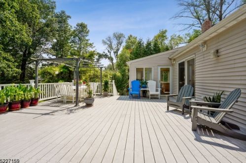 69 Sutton Dr, Berkeley Heights NJ 07922-2513 exterior