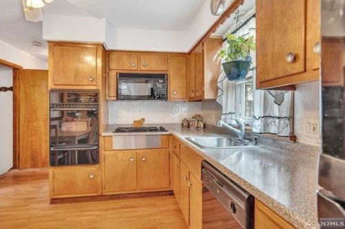 190 Maple St, Fairview NJ 07022-1512 exterior