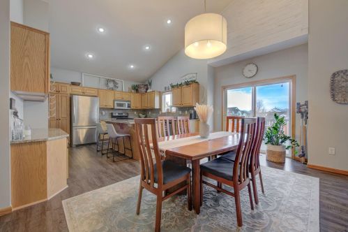 754 7th St, Chaska, MN 55318-2271