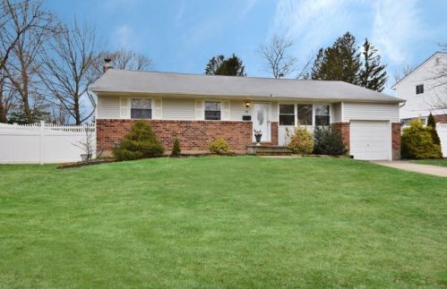 28 Bluegrass Ln, Commack NY  11725-1401 exterior