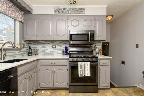 32 Berkshire Rd, Old Bridge NJ 08857-1601 exterior