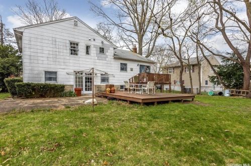 16 Barclay St, Huntington Station NY 11746-2619 exterior