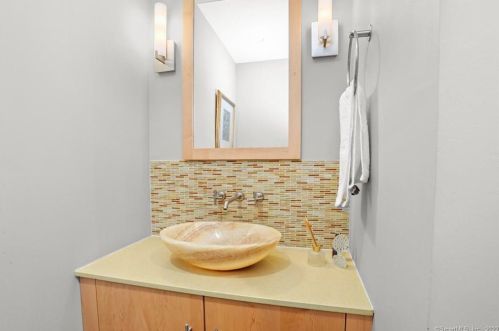 231 Bayberry Ln, Westport CT 06880-4026 exterior