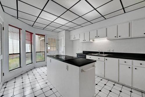 6303 5 Acre Wood St, Austin TX 78746-7125 exterior