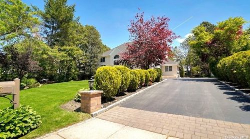 38 Pheasant Run Ln, Huntington Station, NY 11746-8142