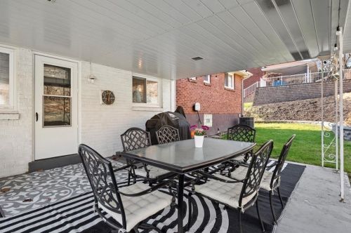 1300 Blue Jay Dr, Pittsburgh PA  15243-1206 exterior