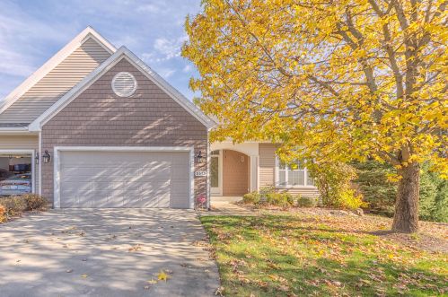 8679 Oakland Hills Cir, Kalamazoo, MI 49024-5297