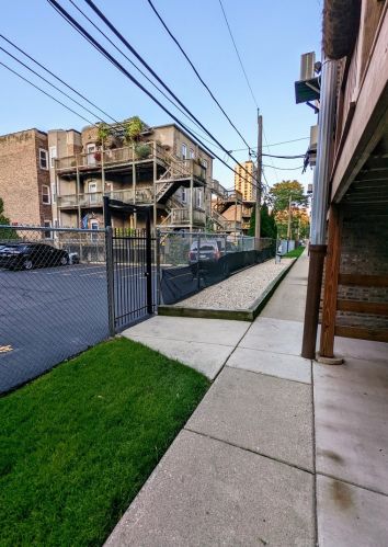 934 Sunnyside Ave, Chicago IL 60640-6006 exterior