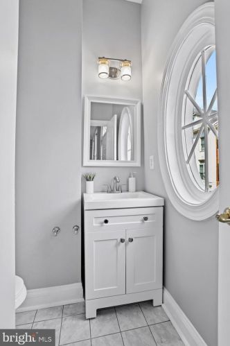 1626 Colonial Hills Dr, Mc Lean VA  22102-2938 exterior