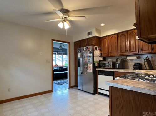 4 Crescent Rd, Edison NJ  08817-4125 exterior