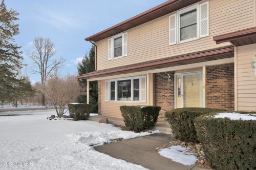 2348 Gleneagle Dr, Kalamazoo, MI 49048-9643