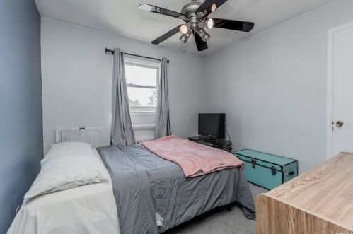 92 Forsythia Ln, Babylon NY 11703-2806 exterior