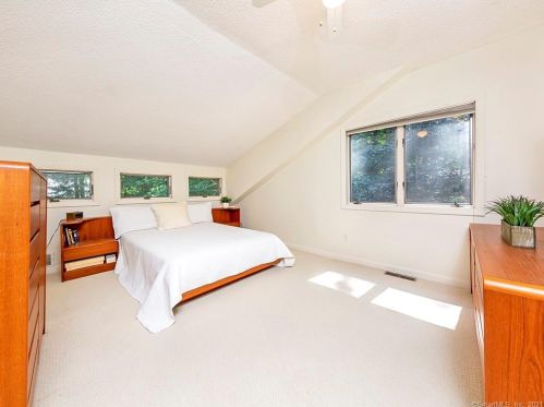 1 Essex Ct, Farmington CT 06032-1433 exterior