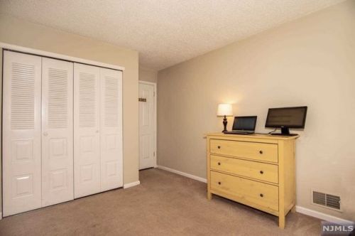 351 Cottonwood Way, Mahwah NJ 07430-2081 exterior