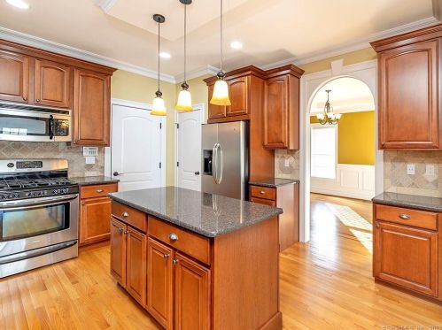 32 Harold Rd, Farmington CT 06032-3407 exterior