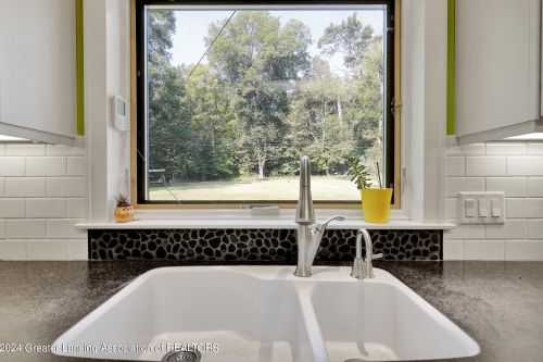 1053 Lantern Hl Dr, East Lansing MI 48823-2831 exterior