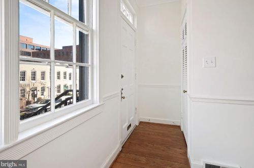 1030 31st St, Washington DC  20007-4405 exterior