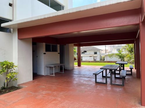 796 Isenberg St, Honolulu HI  96826-2928 exterior