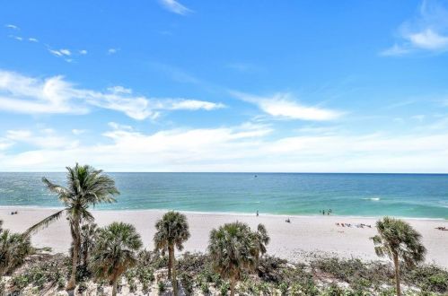 10475 Gulf Shore Dr, Naples FL 34108-2053 exterior