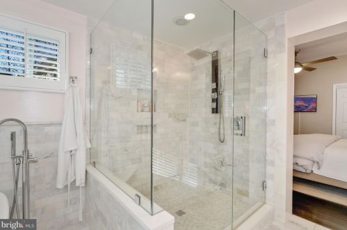 6651 Old Chesterbrook Rd, Mc Lean VA  22101-4661 exterior