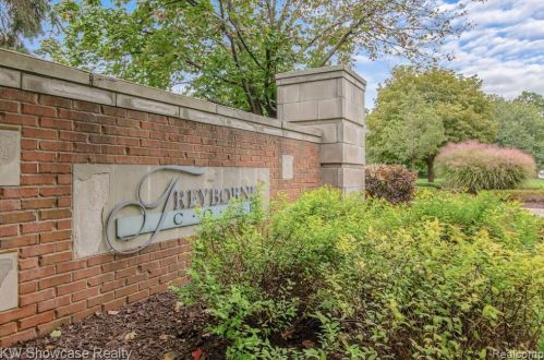 1471 Treyborne Cir, Walled Lake, MI 48390-2831