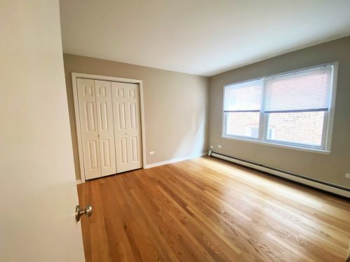 1723 Touhy Ave, Chicago IL 60626-2432 exterior