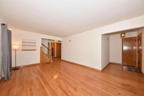 913 Eden Pl, Milwaukee, WI 53221-1732