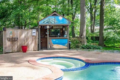 1803 Cool Spg Dr, Alexandria VA 22308-1630 exterior