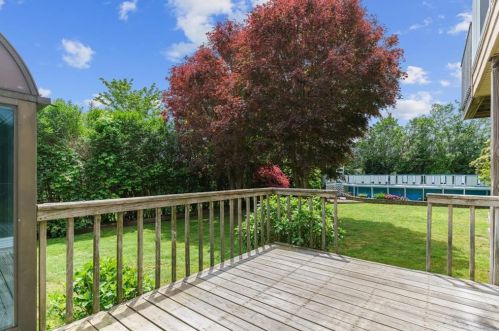 10 Beacon Ter, Middletown RI 02842-4808 exterior