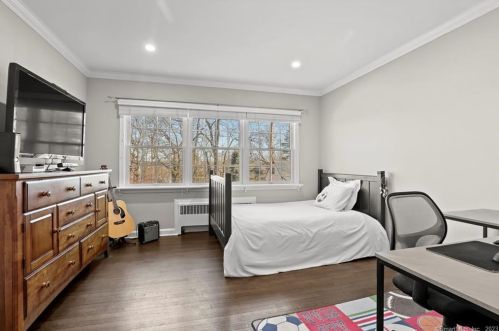 13 Hickory Dr, Greenwich CT 06831-4916 exterior